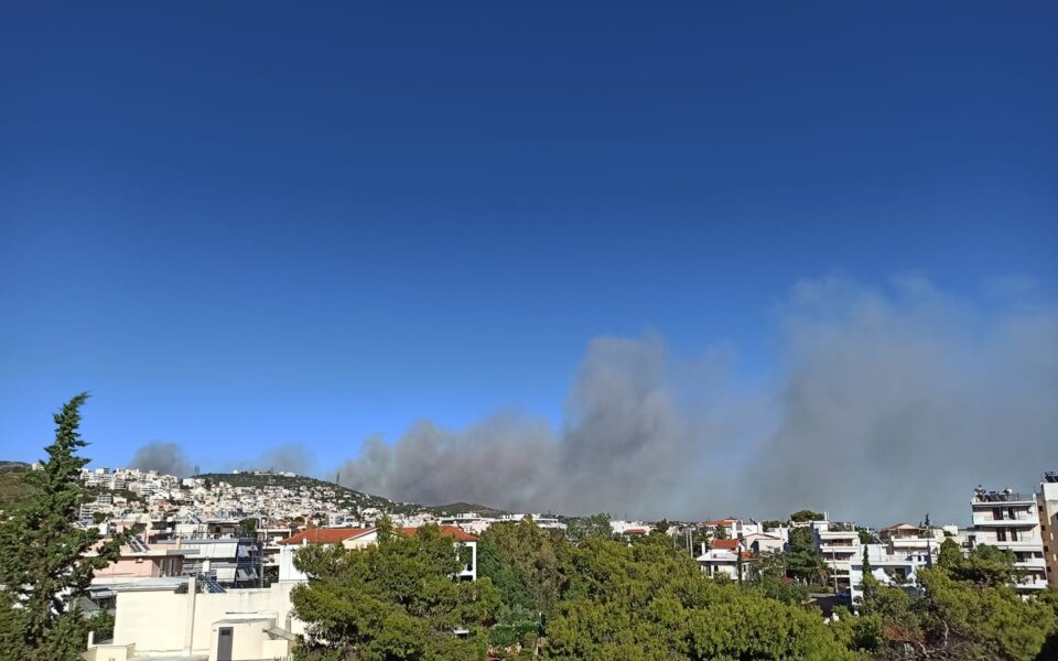 ekathimerini's tweet photo. Large wildfire rages north of Athens, settlement evacuated https://t.co/Awb4Tntg6H https://t.co/oPvTbxm8EE