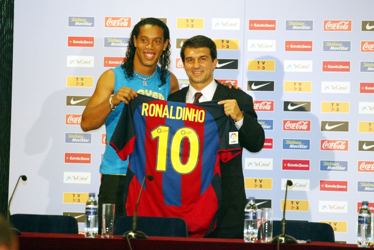 fcbarcelona_br's tweet photo. 🤩 #NesteDia, há 1️⃣9️⃣ anos...

🧙‍♂️ O bruxo @10Ronaldinho era apresentado pelo presidente Joan Laporta como novo reforço do Barça. O resto é história, muita história! 🤙🏾

🇧🇷 #BrasilFCB 💙❤️ https://t.co/codPmFSwyN