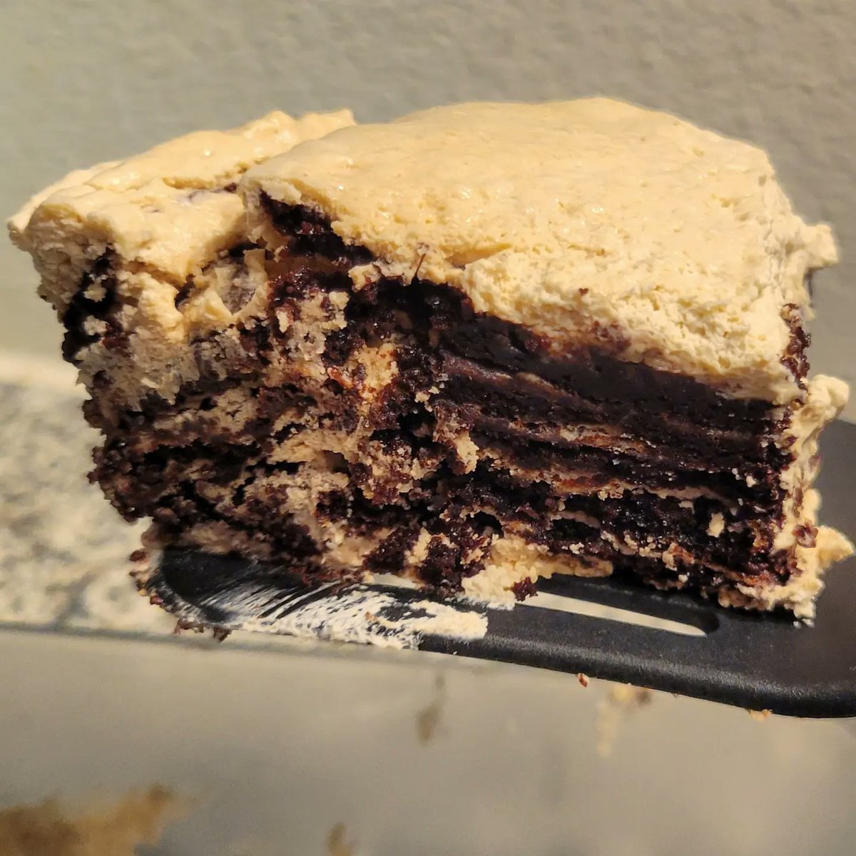 BbBroomfield's tweet photo. Our latest #BakeOfTheWeek is best shared with loved ones on a long summer day 💕
This Iced Coffee Icebox Cake is a cool drink of coffee on a hot day! It's a no-bake cake with layers of dark chocolate cookies sandwiching (and surrounded by) fluffy espresso-flavored whipped cream! https://t.co/sErzYm3rqT