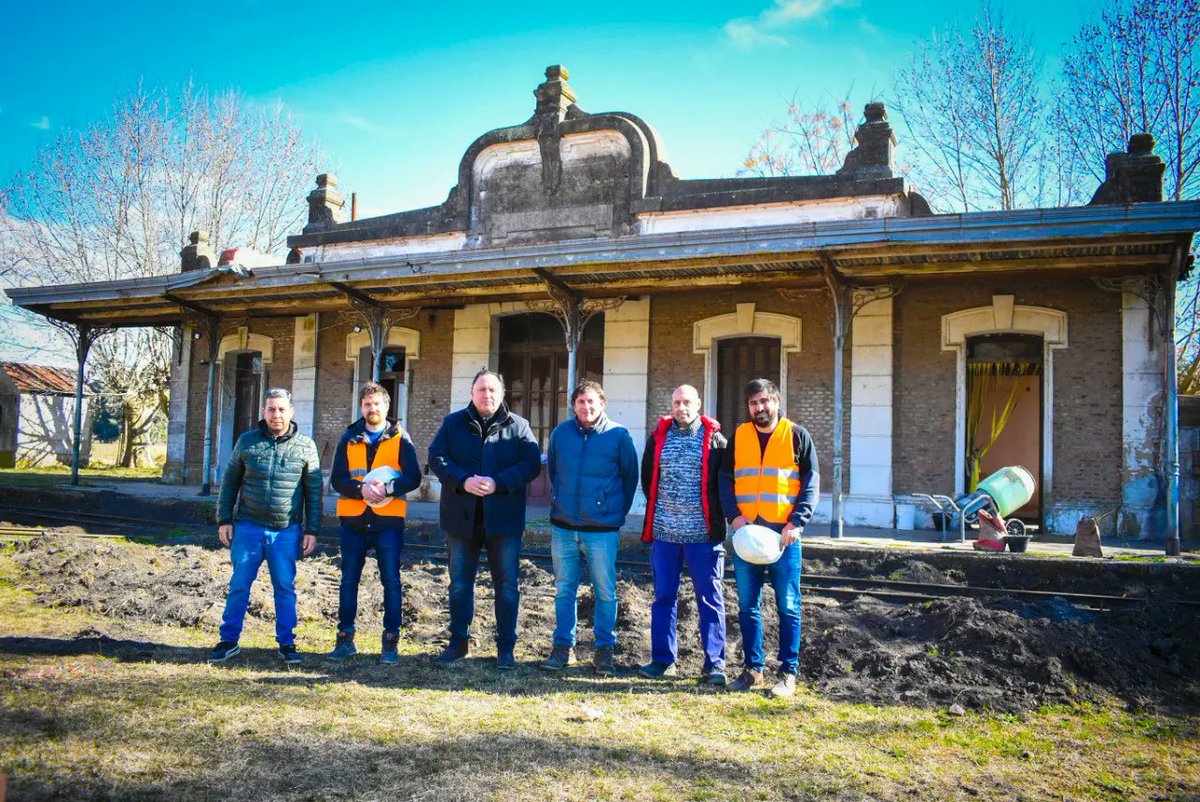 javierosunaGLH's tweet photo. ESTACIÓN DE LOZANO: EMPEZAMOS LAS OBRAS 
Llevarán 7 meses y consisten en la reparación de los sectores principales de la Estación, 
accesos, baños, veredas, techos y zingueria. 
Gracias @danielnovoaok
@MartinMarinucci  @AlexisGuerrera
@SergioMassa
por estas obras.
Vuelve el Tren! https://t.co/8HISvcboX8