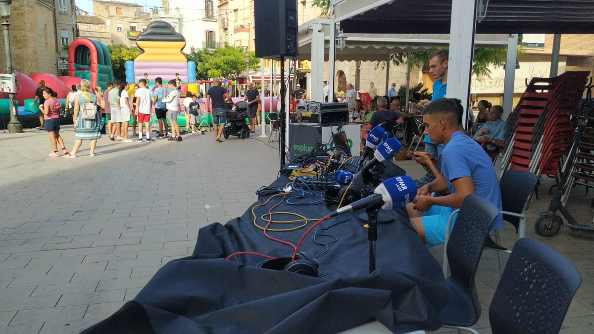 EsplugaFMRadio's tweet photo. Som en directe🔴 Al taller de ràdio dins de la Setmana de la Joventut amb @auvenguen 🔊😀 Una nova oportunitat perquè els més joves s'apropin a l'emissora. https://t.co/MYMJd0w5eF