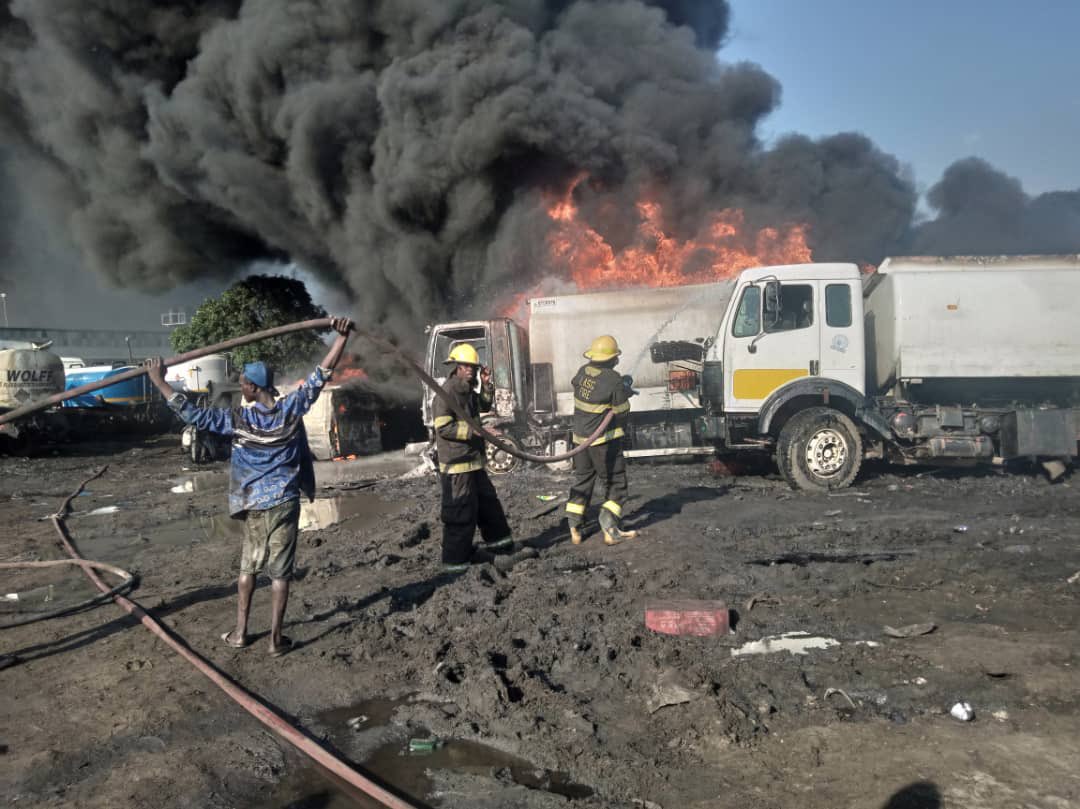 UPDATE: The Lagos State Fire and Rescue Service is presently combating intense Fire at an articulated Motor Park, Otto Wharf, Mile 2, Lagos which resulted from a tanker carrying diesel that exploded and resulted in inferno reported at 3:44pm. 

#FuelTanker 
#Mile2 

@Gidi_Traffic