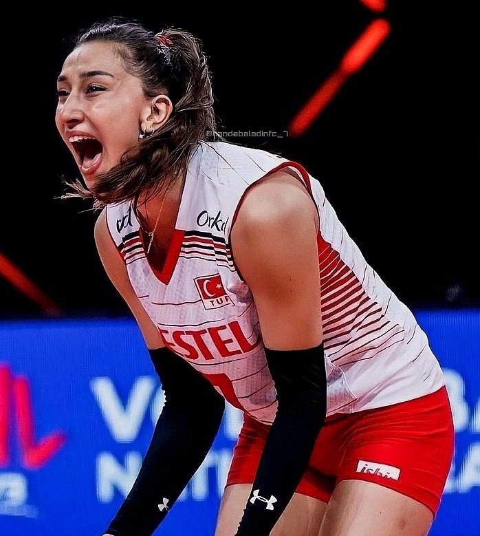 picsofhande7's tweet photo. Voleybol Handesi Hair Style💆‍♀️

Senin favorin hangisi ? https://t.co/k61rLFD2nb