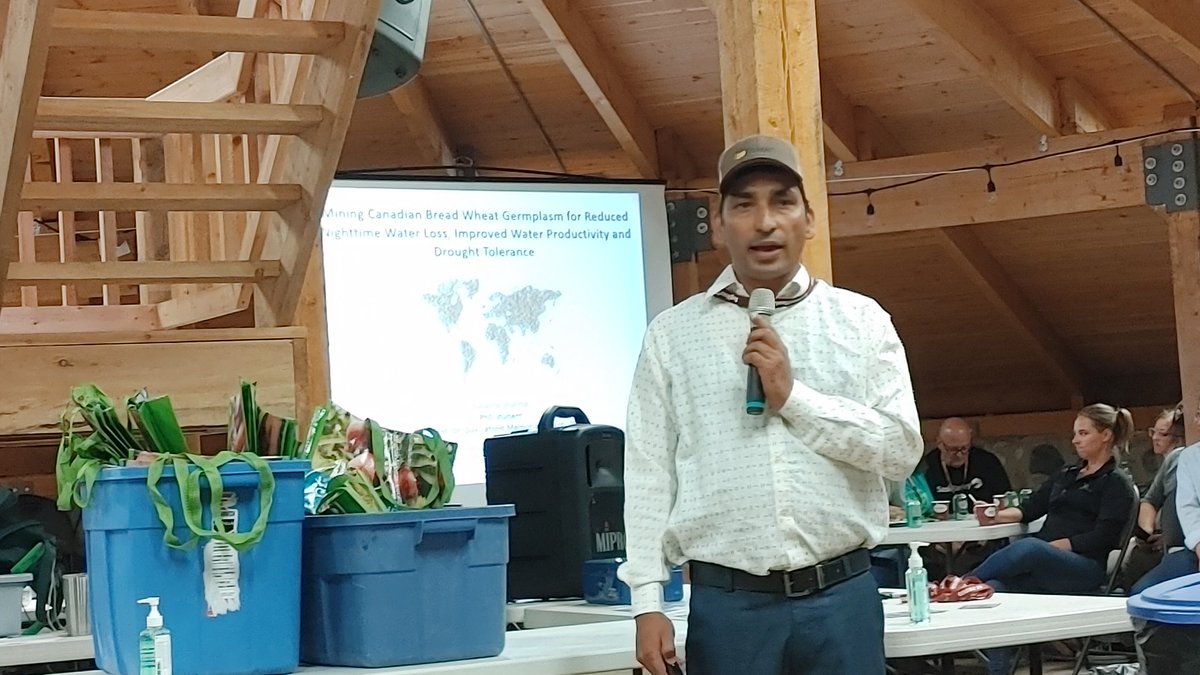 It is an honor to receive Dr. Guy Lafond Memorial Award at the <a href="/IHARF_SK/">IHARF</a> Field Day from Cam Gibson, IHARF's president. Thanks to the producer groups that supported my PhD research <a href="/SKAgriculture/">Sask Agriculture</a> <a href="/SaskWheat/">Sask Wheat</a> @AlbertaWheat <a href="/mb_cropalliance/">Manitoba Crop Alliance</a> <a href="/westerngrains/">WGRF</a> <a href="/AAFC_Canada/">AAFC Canada</a> <a href="/usaskplsc/">USask PlantSci</a>