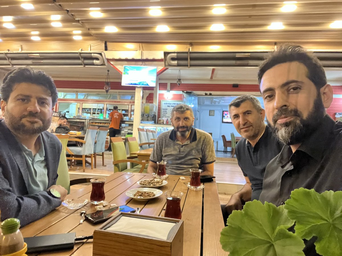 Gönül ne kahve ister 
Ne kahvehane,
Gönül muhabbet ister,
Kahve bahane
Kadim dostlarla muhabbet