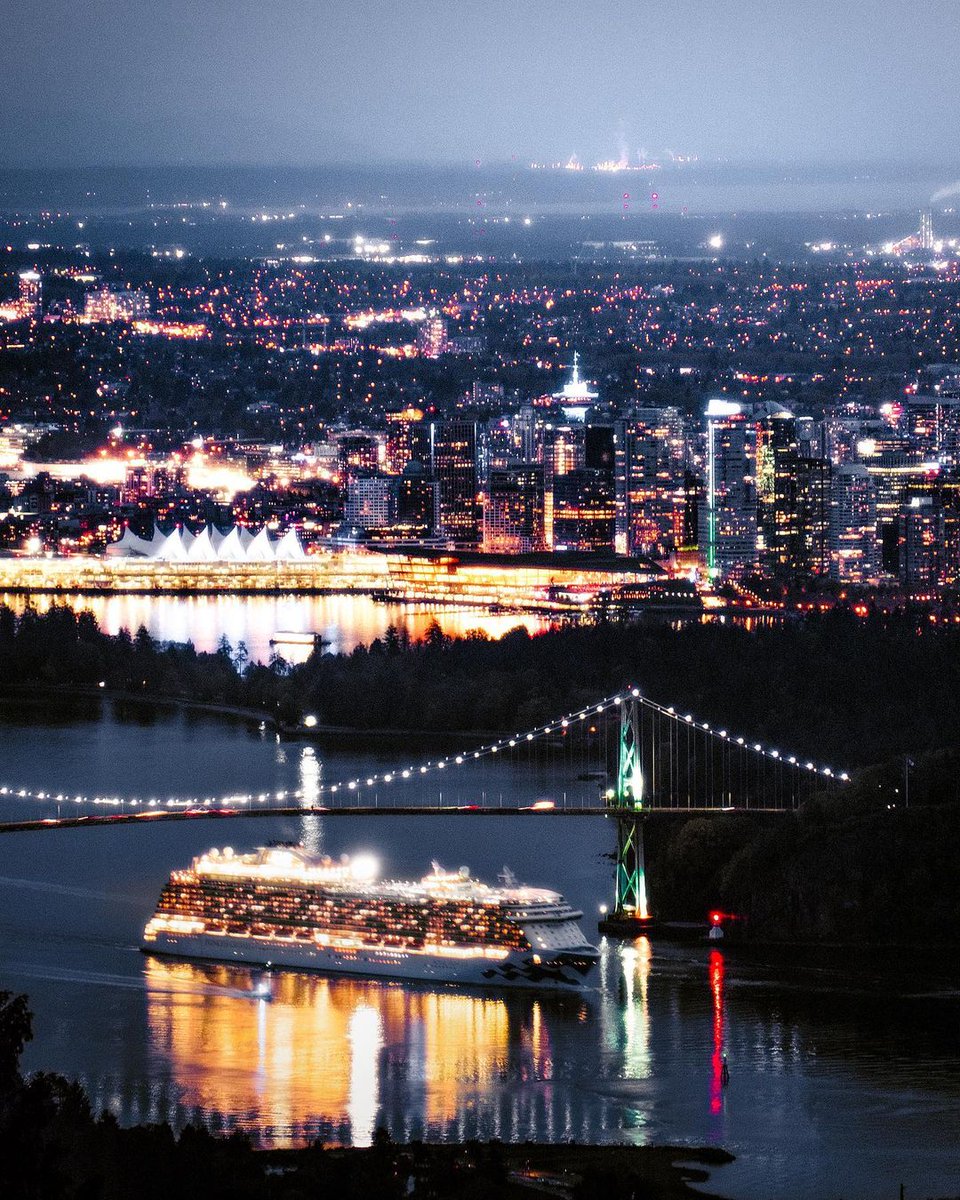 City nights and harbour lights. ✨ Visiting Vancouver by ship? Extend your holiday with a pre- or post-cruise stay! bit.ly/WFCcruise 📷: instagram.com/haruki_m_suzuki #cruisetravel #fairmontwaterfront #yvr