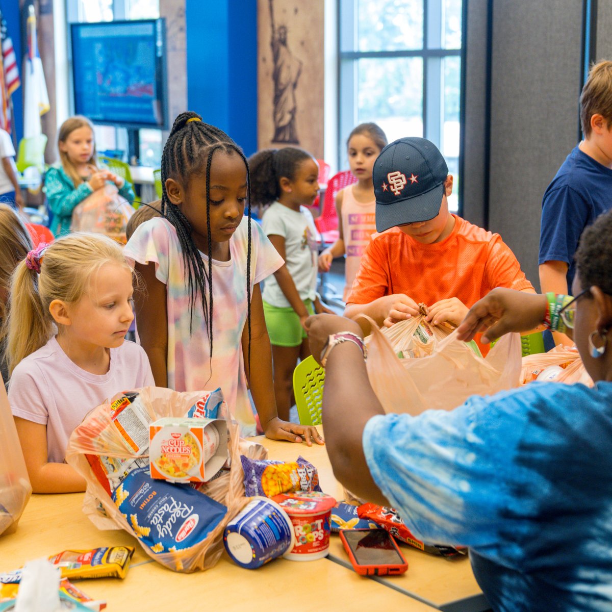 mtparanschool's tweet photo. Thank you to all who donated food items for the @mustministries Summer Lunches. Last week, 85 of our #MPCSSummerPrograms campers packed more than 150 complete lunch kits - teaching them about servant-leadership and being the #handsandfeet of Jesus. #MPCSisFamily https://t.co/JBeSOvDdwY