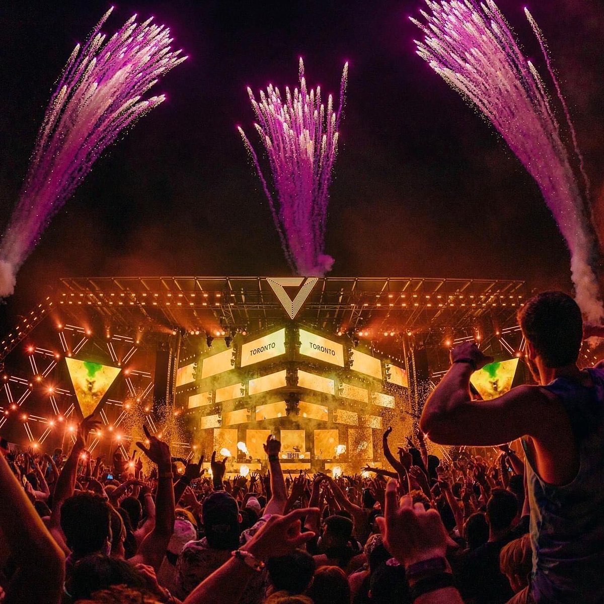 ¡Solo faltan 10 días para @veldmusicfestival ! 🍾💃🏽

Nos esperan 3 días de fiesta en Downsview Park,un lugar que albergará a grandes djs como @alesso , @arminvanbuuren , @thechainsmokers , @martingarrix , @porterrobinson , entre otros 🇨🇦🔥

#VeldMusicFestival #EX