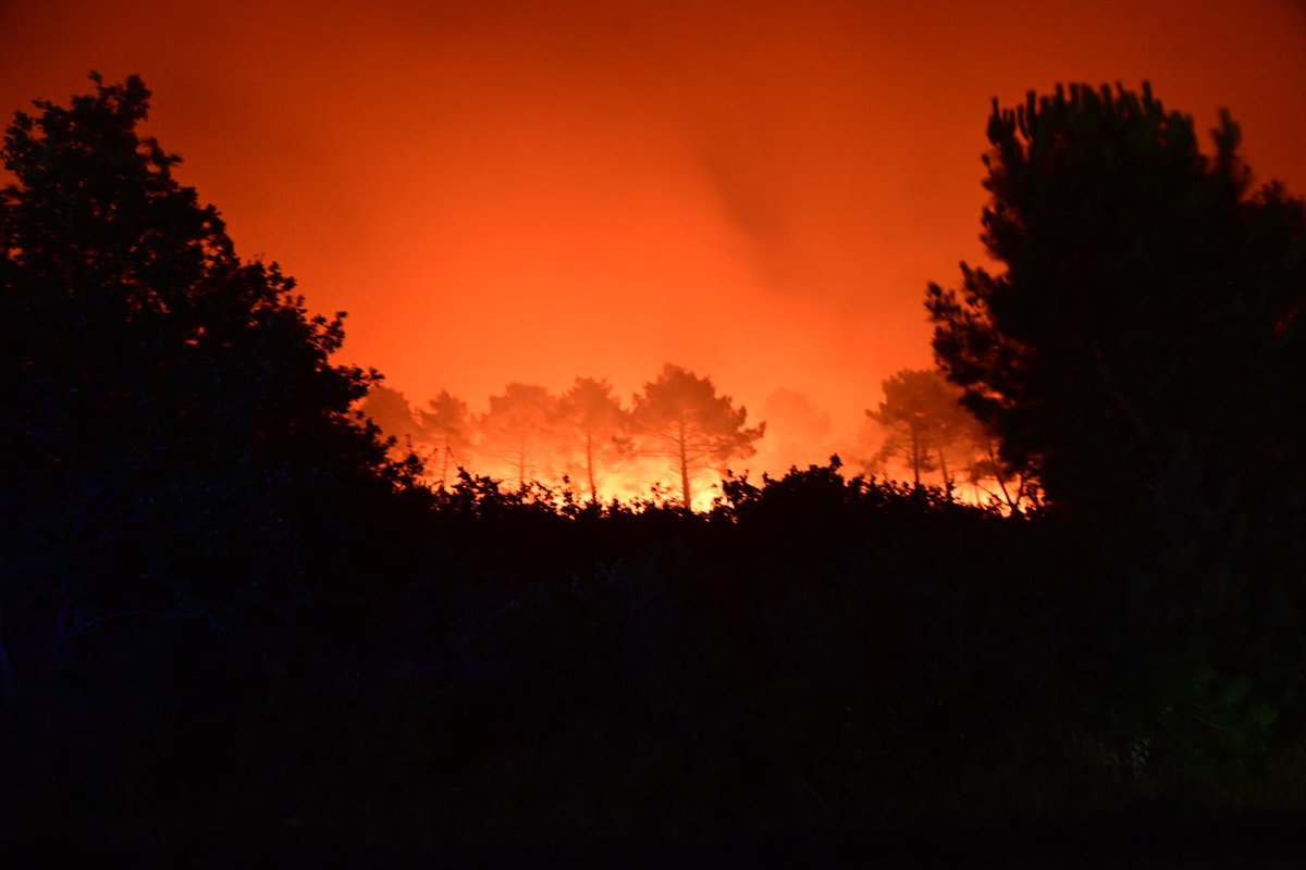 PompiersFR's tweet image. #Gironde | La nuit s’annonce une nouvelle fois rude et déterminante pour les 2000 sapeurs-#pompiers engagés sur zone. 
Le feu se combat et se gagne aussi la nuit malgré la fournaise.
Courage à toutes celles et ceux qui combattent et soutiennent. 💪🏻
#TestedeBuch #Landiras