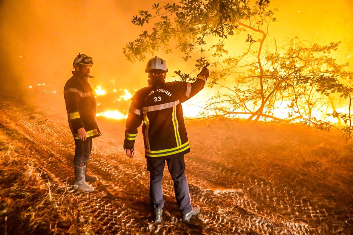 PompiersFR's tweet image. #Gironde | La nuit s’annonce une nouvelle fois rude et déterminante pour les 2000 sapeurs-#pompiers engagés sur zone. 
Le feu se combat et se gagne aussi la nuit malgré la fournaise.
Courage à toutes celles et ceux qui combattent et soutiennent. 💪🏻
#TestedeBuch #Landiras