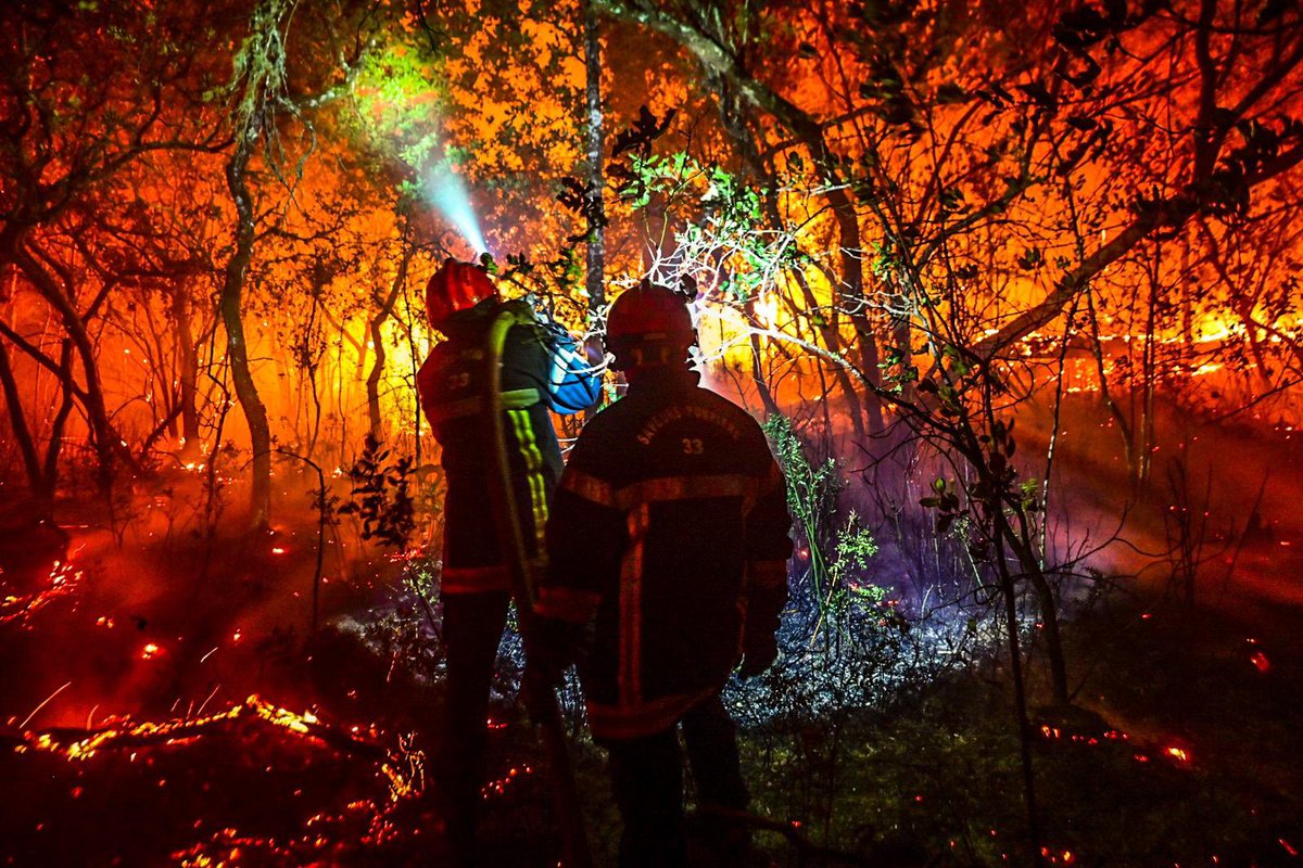 PompiersFR's tweet image. #Gironde | La nuit s’annonce une nouvelle fois rude et déterminante pour les 2000 sapeurs-#pompiers engagés sur zone. 
Le feu se combat et se gagne aussi la nuit malgré la fournaise.
Courage à toutes celles et ceux qui combattent et soutiennent. 💪🏻
#TestedeBuch #Landiras