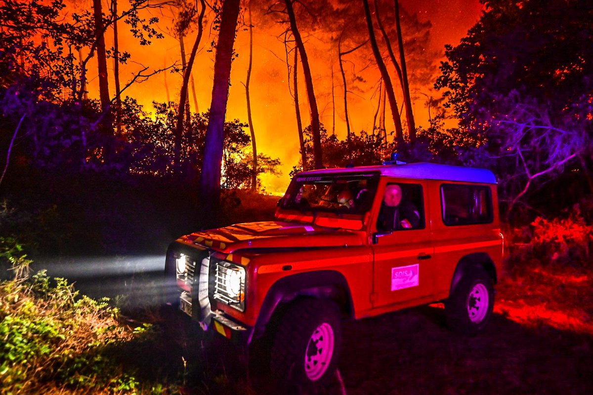 PompiersFR's tweet image. #Gironde | La nuit s’annonce une nouvelle fois rude et déterminante pour les 2000 sapeurs-#pompiers engagés sur zone. 
Le feu se combat et se gagne aussi la nuit malgré la fournaise.
Courage à toutes celles et ceux qui combattent et soutiennent. 💪🏻
#TestedeBuch #Landiras