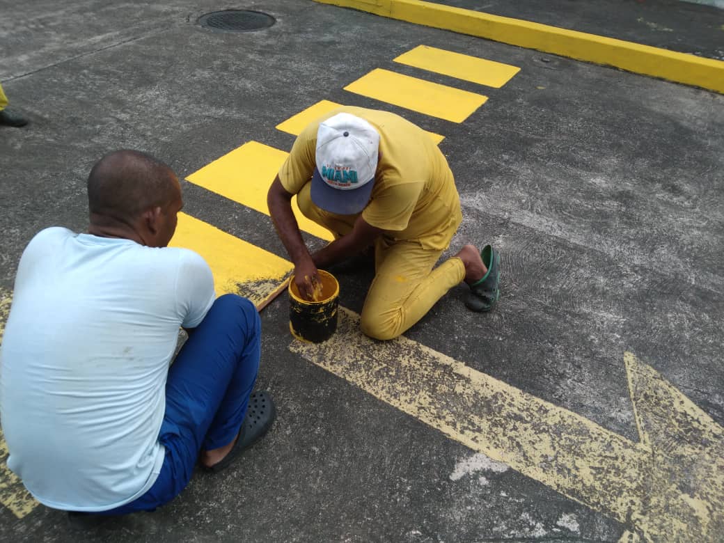 La Brigada Penitenciaria del @cpab11 realiza labores de desmalezamiento, pintura y señalización del área de ingreso  #PlanDeLimpiezayEmbellecimientoPorAmoraMiEstablecimiento  #VenezuelaVictoriosa