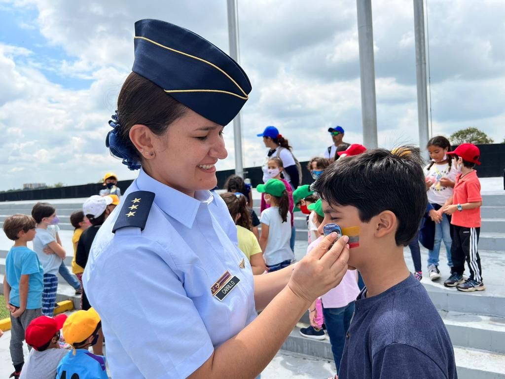 FuerzaAereaCol's tweet photo. En el marco de la semana patria niñas y niños visitaron la Base Aérea en #Cali, conmemorando los 212 años de independencia nacional. 

➡️ https://t.co/Kt6SDfoIk1

#CACOM7
#AdAstra🚀
#EnModoPatrio
#MiFuerzaAérea🇨🇴
#MiBanderaEsColombia https://t.co/CTKJWhFK2i