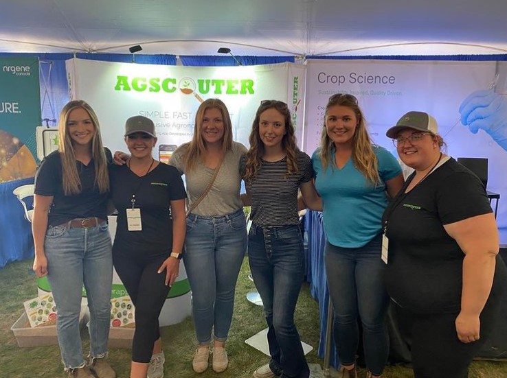 Check out all the lovely agronomists using #agscouter this 2022 growing season! @ Langham, Saskatchewan instagram.com/p/CgM_ORMuqHo/…