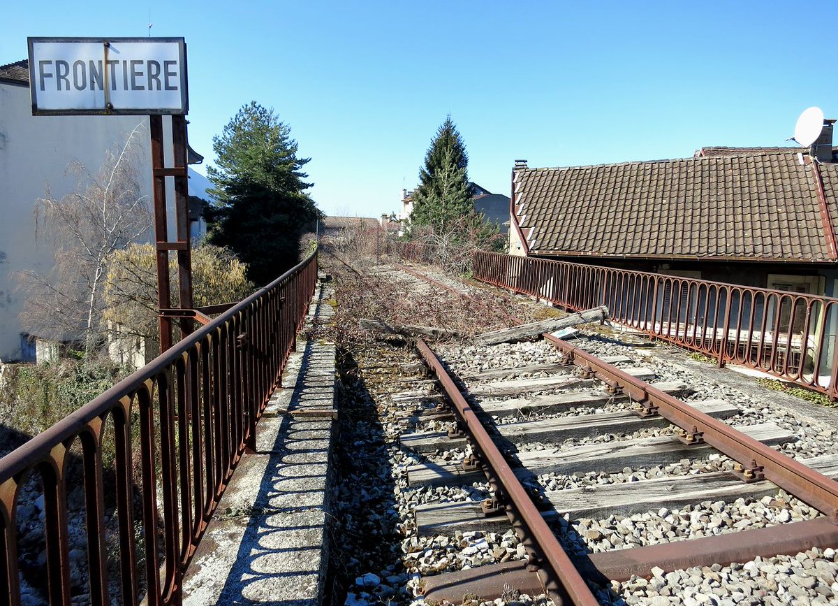 standseilbahnen's tweet photo. St-Gingolph Switzerland - the border between France and Switzerland #stgingolph #france #switzerland #suisse #railway #chemindefer #lausanne #montreux #lakegeneva https://t.co/LwqF3Ul1Gn
