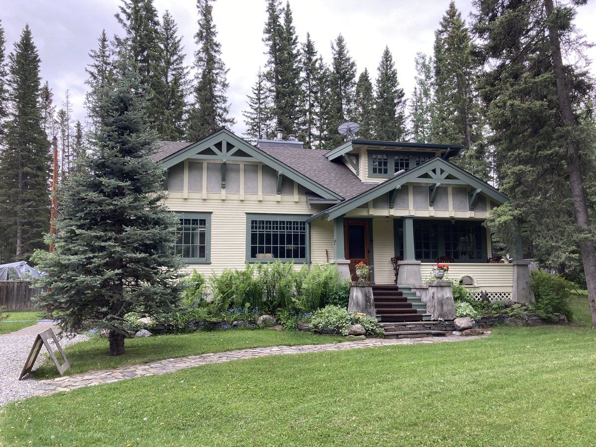 AlanZakrison's tweet image. 1/2 
If you're ever visiting Bragg Creek, cast an eye upon this handsome Craftsman bungalow.
It has a #YYC connection.
Originally on 7 Ave SW near Mewata Armouries, it was moved to Bragg Creek in 1987 by its present owner.
Following restoration, the home operates as a B and B.