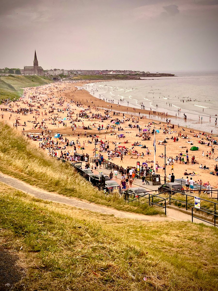 eskimo3452's tweet photo. Longsands this busy, reminds me of being a kid. 😍 #tynemouth https://t.co/LTiXLNUZgu
