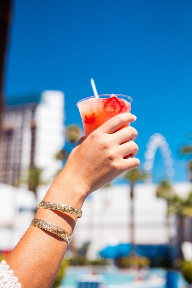 HorseshoeVegas's tweet photo. A daiquiri a day keeps the #Vegas heat at bay🍹 #NationalDaiquiriDay
📍 #BluPool https://t.co/O9T5qCXK6D
