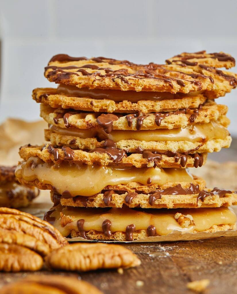SouthernFatty's tweet photo. I have SO. MANY. pecans from my family in Georgia. Shelled each one myself and need more recipe ideas! 🙋🏻‍♂️ WHAT WOULD Y’ALL MAKE??
⠀⠀⠀⠀⠀⠀⠀⠀⠀
#pecan #pecans #georgiapecans #caramel #chocolate #chocogram #pastrylove #imsomartha #bakefromscratch #… https://t.co/5jgpzuM223 https://t.co/xtmhfYbXXU
