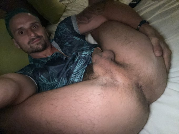 2 pic. What do you want first? ???? https://t.co/IRFj5gOgIl