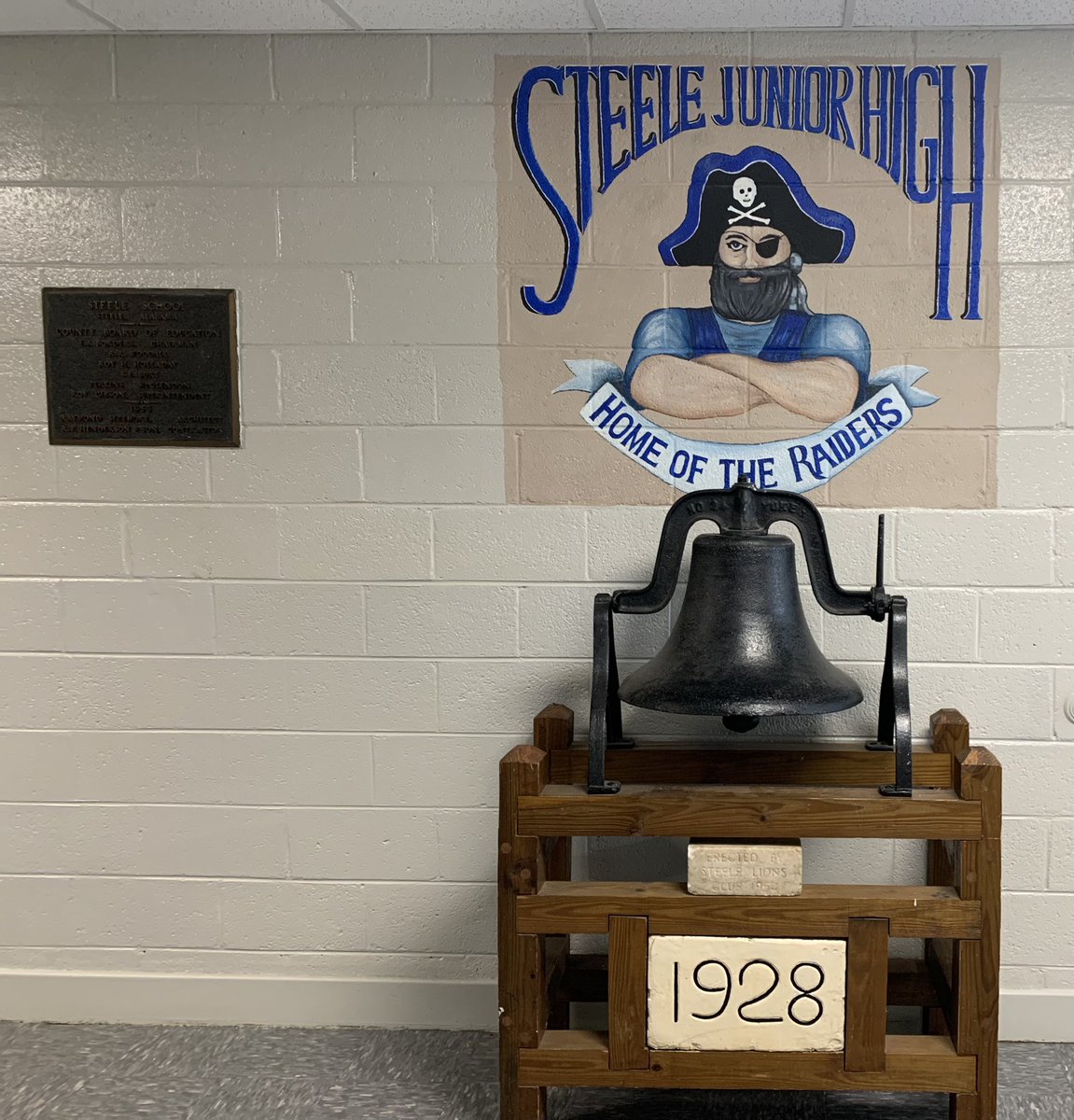 DavidBeegle1's tweet photo. Full of so many emotions. This week I embark on a brand new journey. Principal at Steele Elementary in St. Clair County. #beyourbest #greatdayinSCC https://t.co/fqlqQTQI9b