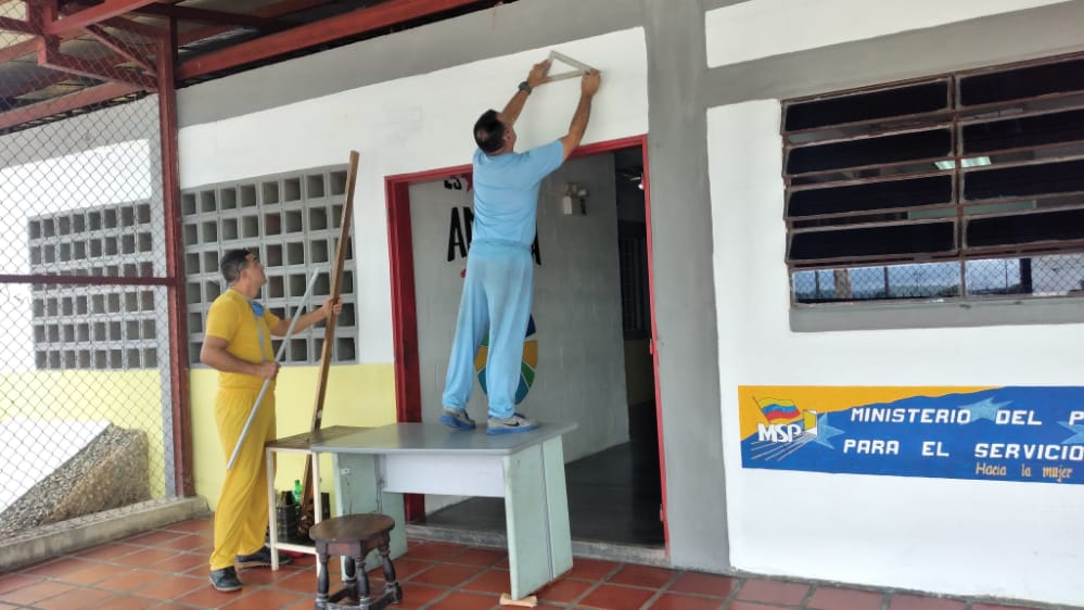 La Brigada Penitenciaria del @cprcyare3 realiza labores de limpieza de áreas internas, desplazamiento y labores de pintura  #PlanDeLimpiezayEmbellecimientoPorAmoraMiEstablecimiento  #VenezuelaVictoriosa @NicolasMaduro @delcyrodriguezv