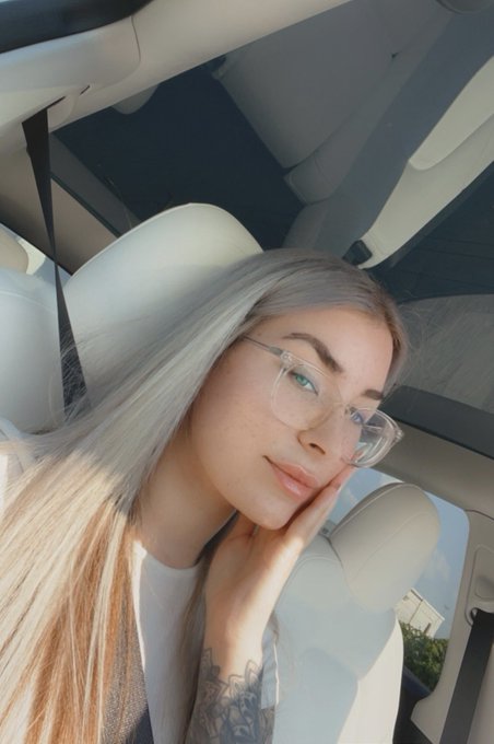 Lemme give you a kiss!!!!!!! (also I never post face selfies so I hope you like) https://t.co/8czaAx