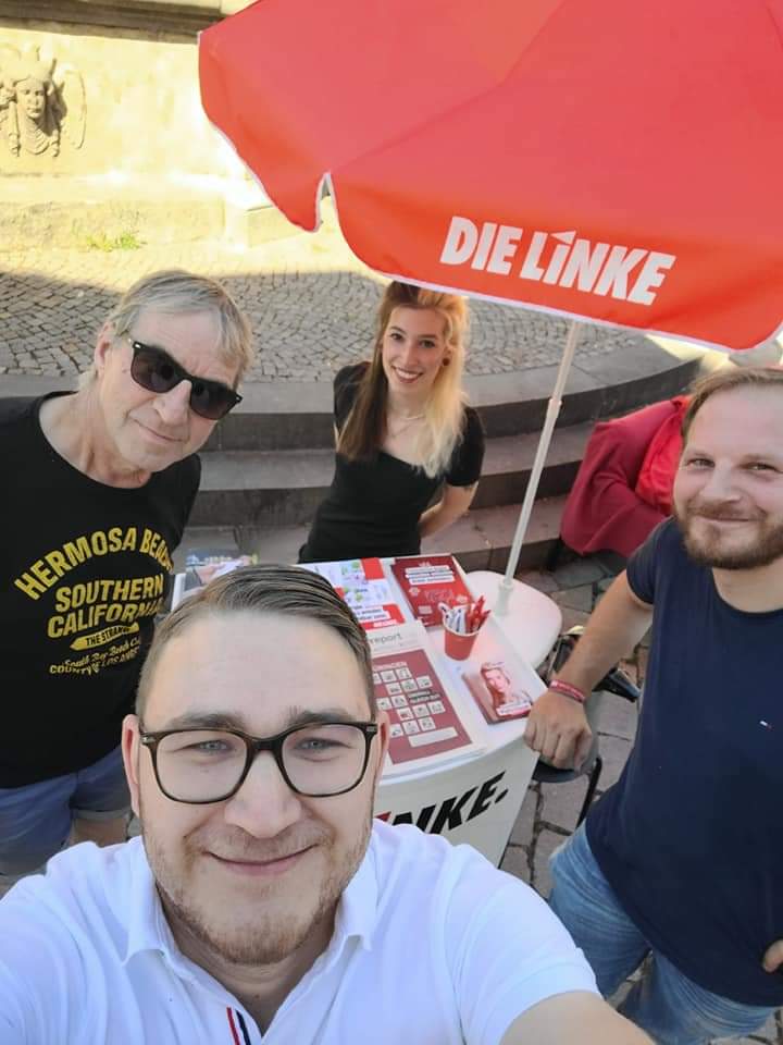 fiedlertony89's tweet photo. #Infostand mit @DonataVgtsmdt , @Kevin_KuBasch und dem Genossen Kellermann. Gegen die Hitze gab es u.a. #RoteBrause und die Möglichkeit, auf dem #RotenSofa sich zu setzen. https://t.co/sBhVF1WCs9