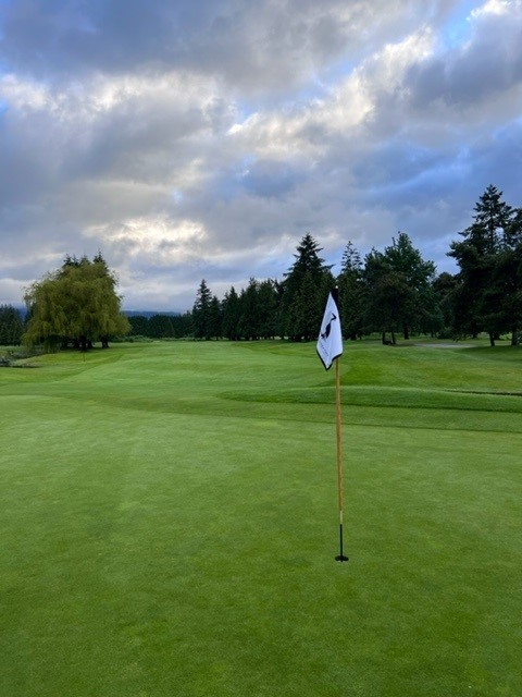 PittMeadowsGolf's tweet photo. The 17th is a challenging dogleg right that plays 407 yards from the tips. With a deep front bunker and a wide but shallow green, it is setup to be a great tester leading up to the 18th 
#closeitout #pittmeadowsgolf #stuffit #newflags #tester #pittmeadowsgolfclub #goldenears https://t.co/nUZyrqFsr9