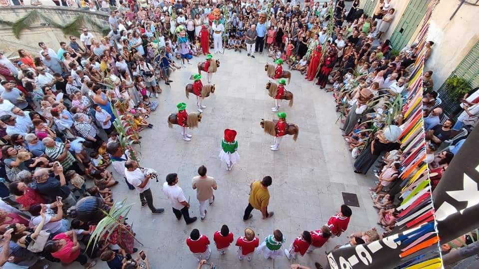 AjFelanitx's tweet photo. CAVALLETS REVETLLA SANTA MARGALIDA
19 de juliol, primer ball dels cavallets a la Casa de Cultura #Felanitx. Aquest 2022 recuperam el format tradicional i es fa un recorregut pels carrers del poble. Relleu de cavallets i dama.
#SantaMargalida22 #revetlla #cavallets #cultura https://t.co/vWA2Baseb1