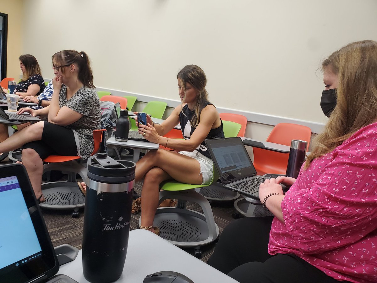 GouthroJennifer's tweet image. Last day in class consists of scrolling through each other&apos;s legacy projects. #msvu_tech #grcd6356092 @GAdamsEd @THendersonEd @jenfunke @lamberryman