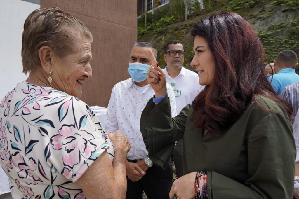 #Entregatón 2.0| Las 20 soluciones de vivienda que entregamos en Dosquebradas, Risaralda, tuvieron una inversión de $1.454 millones y benefician a 90 personas que lo perdieron todo por los estragos del cambio climático. #EsConHechos que #LeCumplimosAColombia 🇨🇴