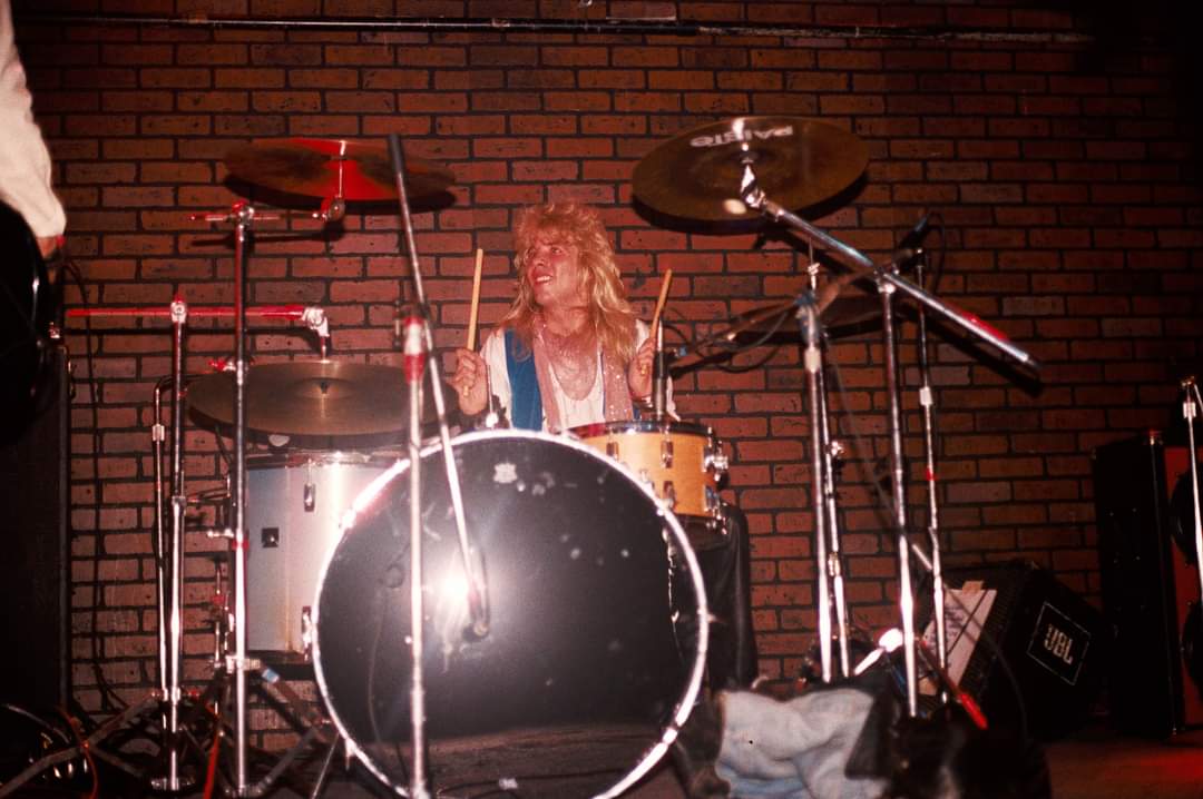 First50GigsS's tweet image. Es junio de 1985, Steven recibe una llamada de Slash para reemplazar a Rob Gardner como baterista de los recién formados Guns N' Roses... Así, la formación de Appetite se completa con los 5 originales: Axl, Izzy, Duff, Steven y Slash.
 
NUEVO EP. ¡MAÑANA con Steven Adler!