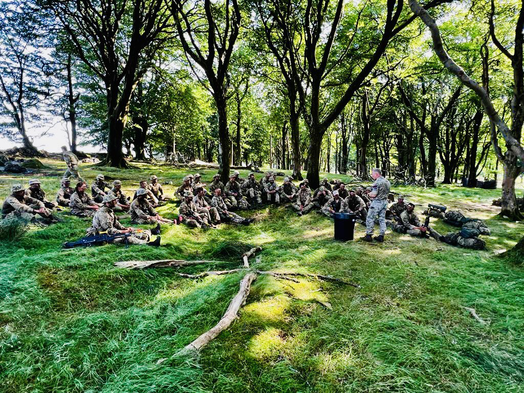 CommandoTRG's tweet photo. The All Arms Commando Course are currently on Exercise Swift Sting (Final Ex).
They had a visit from Lt Col Scanlon, who cheered everyone up by turning up with a bin bag filled with ice cold drinks!
The Commando Tests are insight.
#Commandofamily https://t.co/VGzmf4paqu