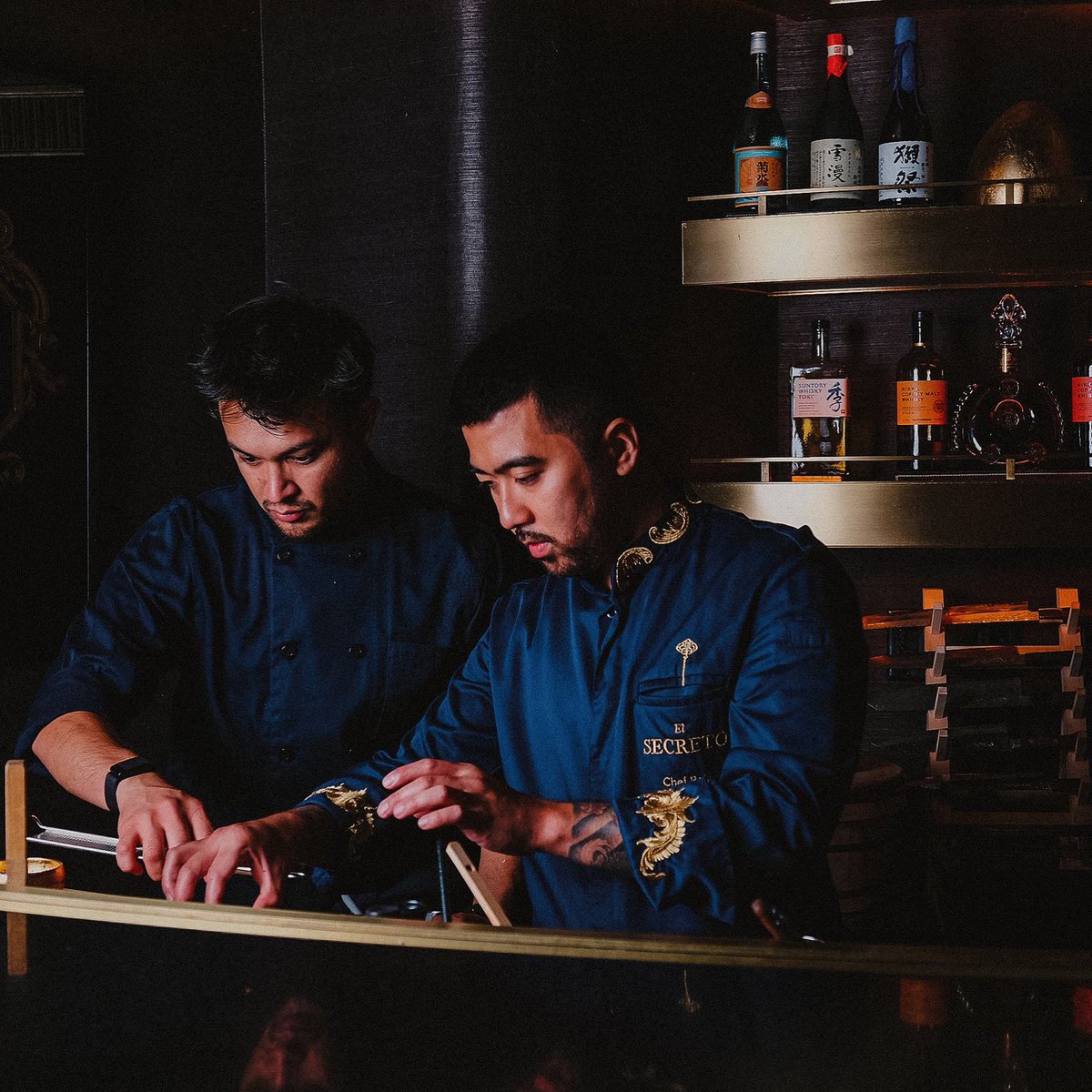 FaenaMiami's tweet photo. In Japan, the term ‘#omakase’ refers to respectfully leaving another to decide what is best, or in gastronomic speak: chef’s selection.⁠ 🥢
Step into our secret realm, El Secreto, &amp; follow our talented chefs through an intimate 6-seat culinary journey. 
🗝https://t.co/hugVULW4uw https://t.co/Oru90b1aGx