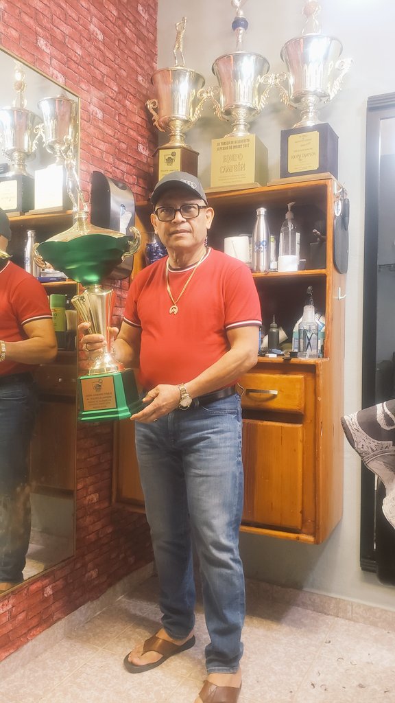 1Imbert's tweet photo. Rafael Pichardo uno de los fundadores de esta franquicia  eje fundamental en nuestros inicios Quien nos enseñó que había que aprender a perder para luego aprender ha ganar  ya van 4 coronas y vamos por la 5ta.🏆🏆🏆🏆? #unaFamilia #lanuevaEra #ImbertUno #LOSCAMPEONES https://t.co/uOER9HXOOj
