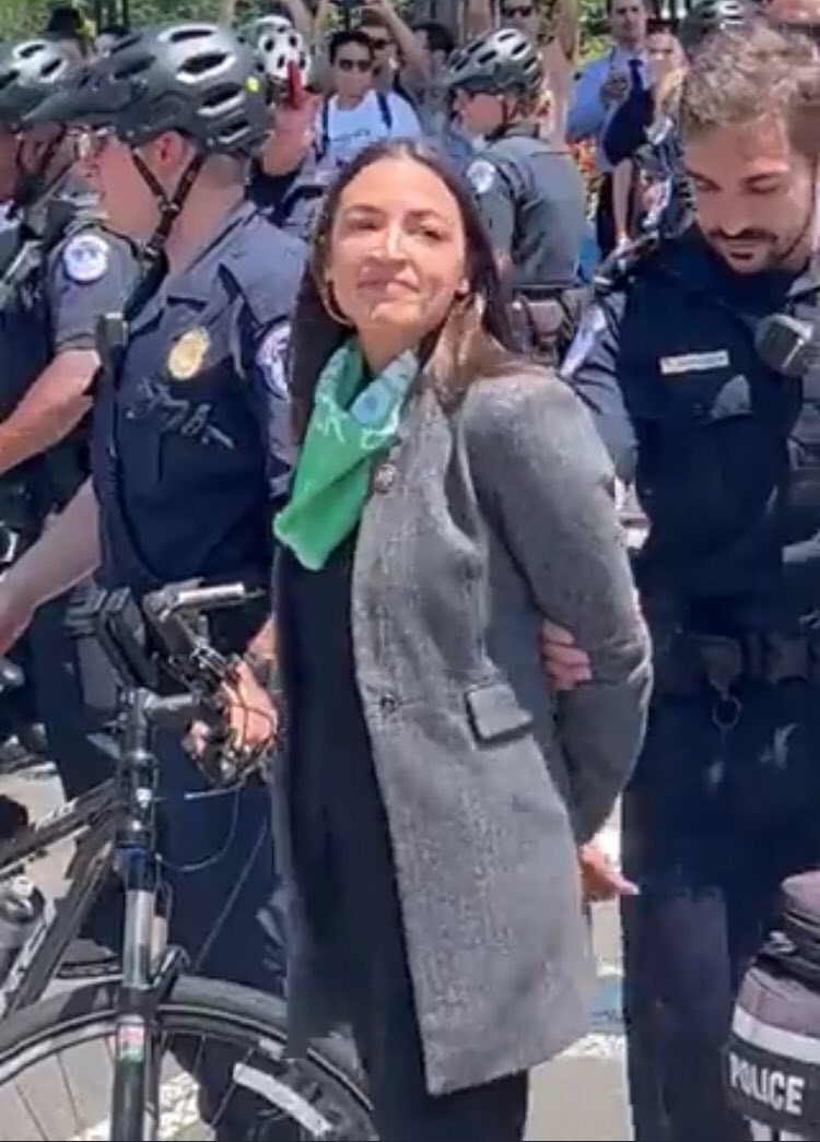chrissiemayrsb1's tweet photo. Either act like your cuffed or throw up your solidarity fist. Pick one! COMMIT TO THE BIT @RepAOC @AOC #slacktivist https://t.co/d0xVpHQuc6