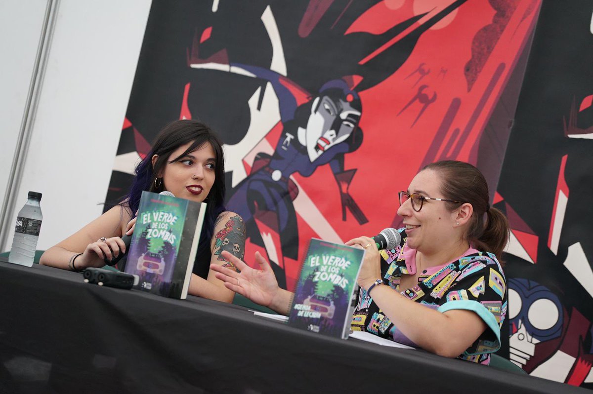 festivalcelsius's tweet photo. Después del vampiro, llegan a la carpa los zombies. En concreto los de El verde de los zombis, el título del que nos habló Covadonga Ballestero en el #celsius2022, lleno de muertos vivientes, sororidad y lastres https://t.co/A31HFcbRUY