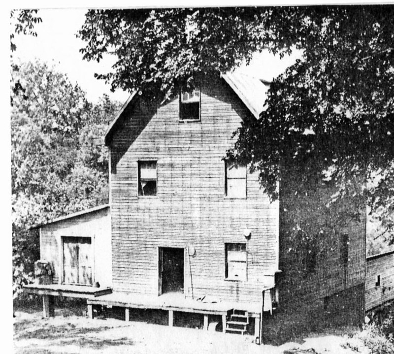 VintageCity60's tweet photo. Byrnes Mill, #Missouri (pop. 2,781) in Jefferson County. The James Byrne Mill. #rural #town #mills #oldbuildings #memories #vintage #wood #woodbuilding #past #childhood. https://t.co/ZRrT1bABqF