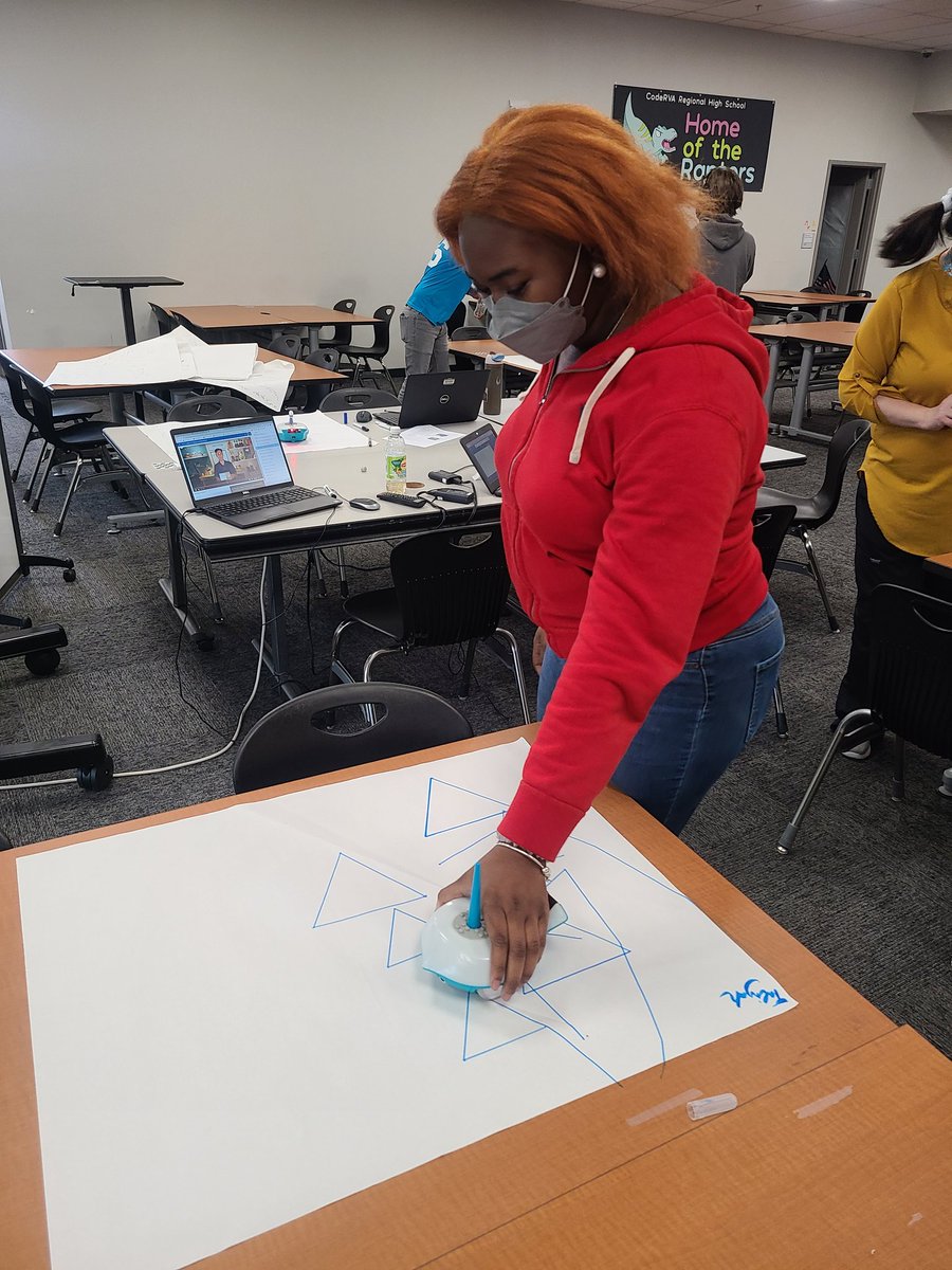 CSTeacherRVA's tweet image. Drawing polygons with robots! Now here&apos;s a connection with math #WeAreCodeRVA