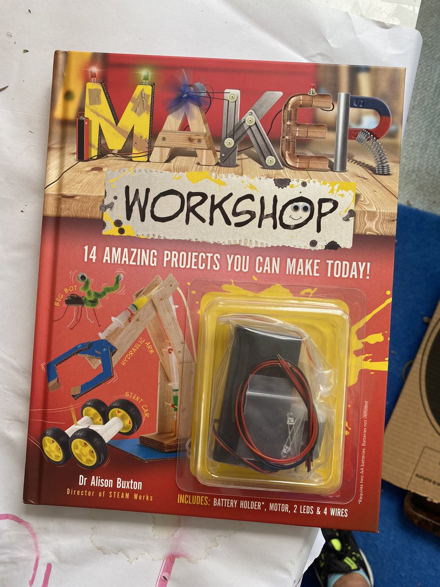 Wie verbringst du deinen Sommer @BarrettAPS ? Was liest du? Mein Sohn und ich haben Maker Workshop gelesen und dann unser eigenes Basketballspiel gebaut. Es ist wie @FunlandRehoboth in unserem Haus. Danke an @MsVandivier und ihre tolle Buchmesse. https://t.co/Gu5QPGkMlw