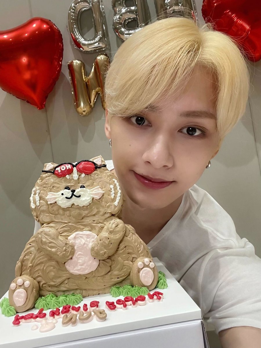 junhui_moon10's tweet photo. Two Cats Birthday Cake🎂☯️

#JUN #WONWOO #wonhui 
#SEVENTEEN @pledis_17 https://t.co/edtJ3Yhvgc
