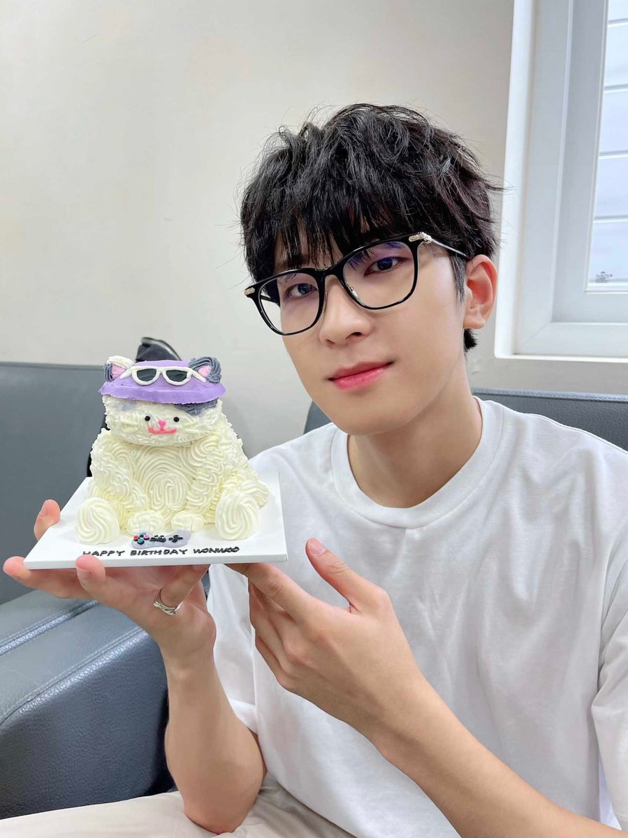 junhui_moon10's tweet photo. Two Cats Birthday Cake🎂☯️

#JUN #WONWOO #wonhui 
#SEVENTEEN @pledis_17 https://t.co/edtJ3Yhvgc