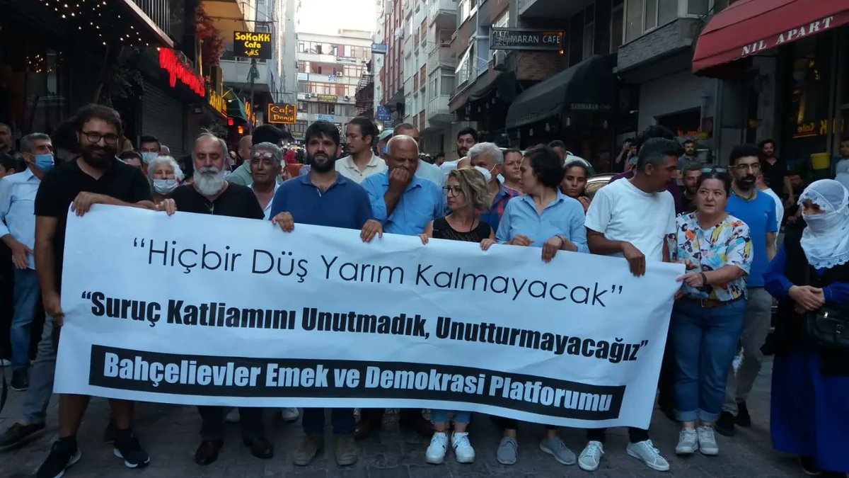EmekDemokrasi's tweet photo. İstanbul Emniyet Müdürlüğü'nün ve kaymakamlığın hukuksuz yasaklarını ve yüzlerce polis yığınağını protesto ettik. Keyfi yasaklar ile Suruç Katliamı faillerinin açığa çıkmasına engel olamayacaksınız.

33 düş yolcusu ölümsüzdür!
Suruç Katliamını Unutmadık, Unutturmayacağız! https://t.co/3uadPwf39m