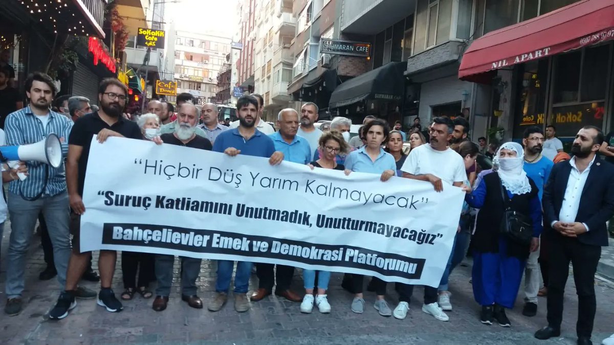 İstanbul Emniyet Müdürlüğü'nün ve kaymakamlığın hukuksuz yasaklarını ve yüzlerce polis yığınağını protesto ettik. Keyfi yasaklar ile Suruç Katliamı faillerinin açığa çıkmasına engel olamayacaksınız.

33 düş yolcusu ölümsüzdür!
Suruç Katliamını Unutmadık, Unutturmayacağız!