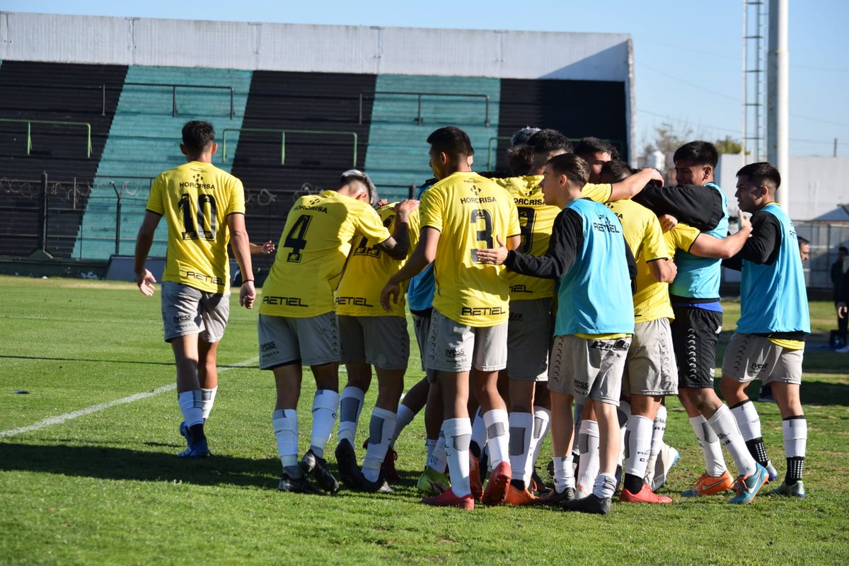 Club_AlteBrown's tweet photo. #TERCERA1raN | Asi se festejó el gol de Nico Puga.
🟢⚫ NCH 1 - 1 ALM 🖤💛 (34') https://t.co/ZZz7C7cjOs