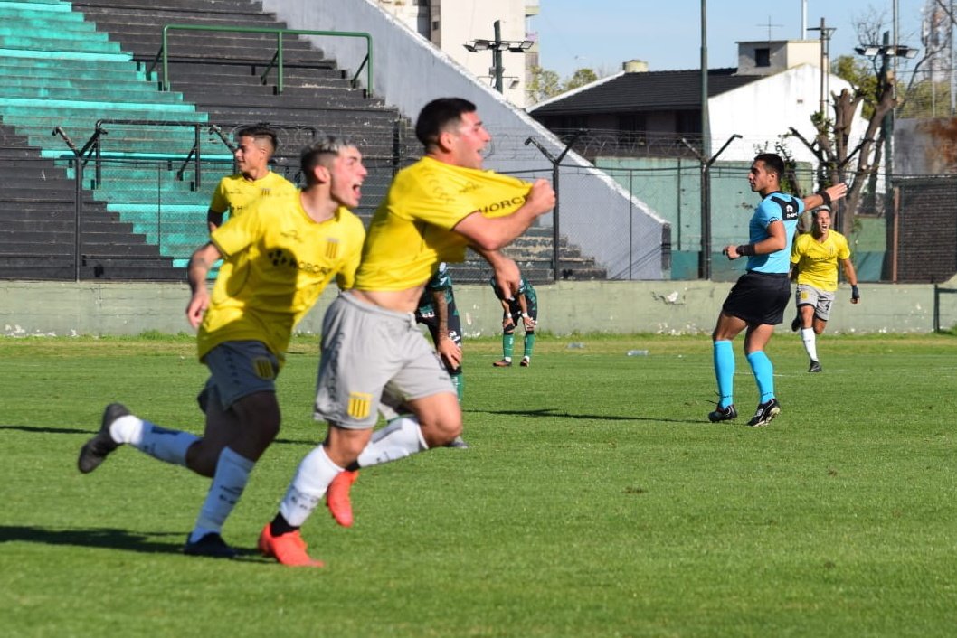 Club_AlteBrown's tweet photo. #TERCERA1raN | Asi se festejó el gol de Nico Puga.
🟢⚫ NCH 1 - 1 ALM 🖤💛 (34') https://t.co/ZZz7C7cjOs