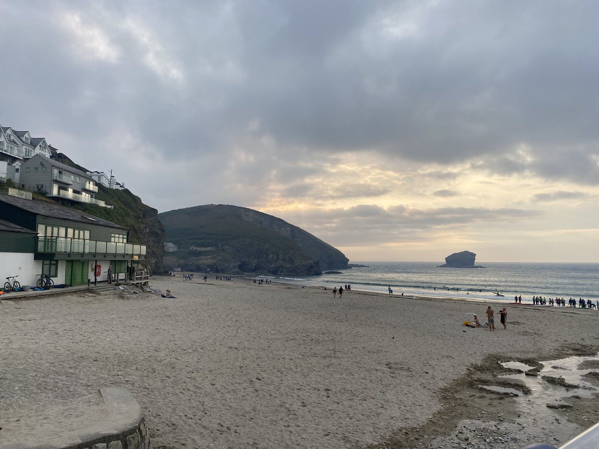 SamOUStudies's tweet image. Cooled down outside but  he house is retaining all the heat so went to study down on the beach. 

But the smome is just getting heavvier and catches your throat,  so retreating back home and either back garden or seeing if we can cool off.