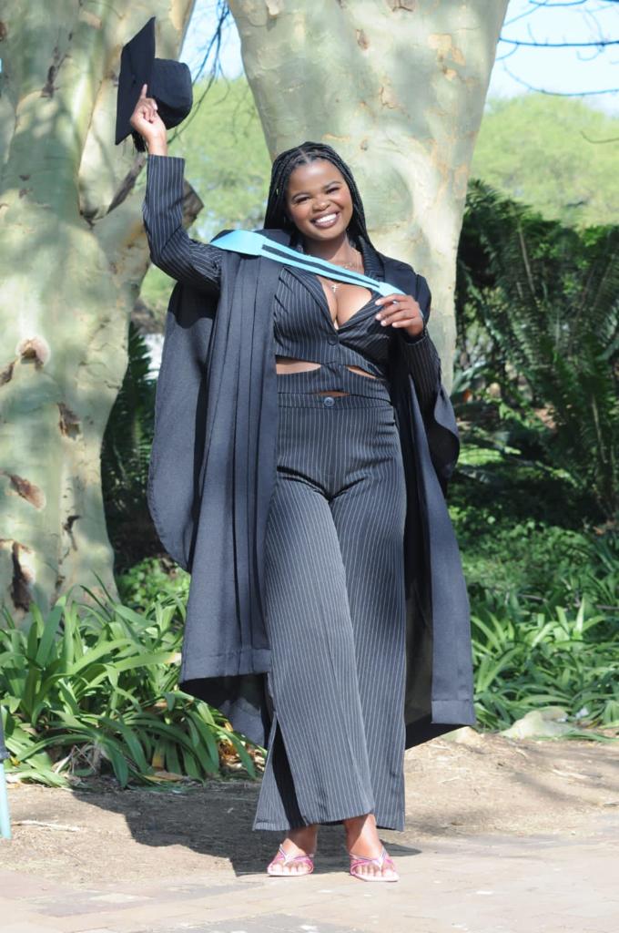 AyandayayaC's tweet photo. "Alexa please play moment 4life by Nicki Minaj ft Drake"
#Dut2022graduation https://t.co/GIOT65XsT9